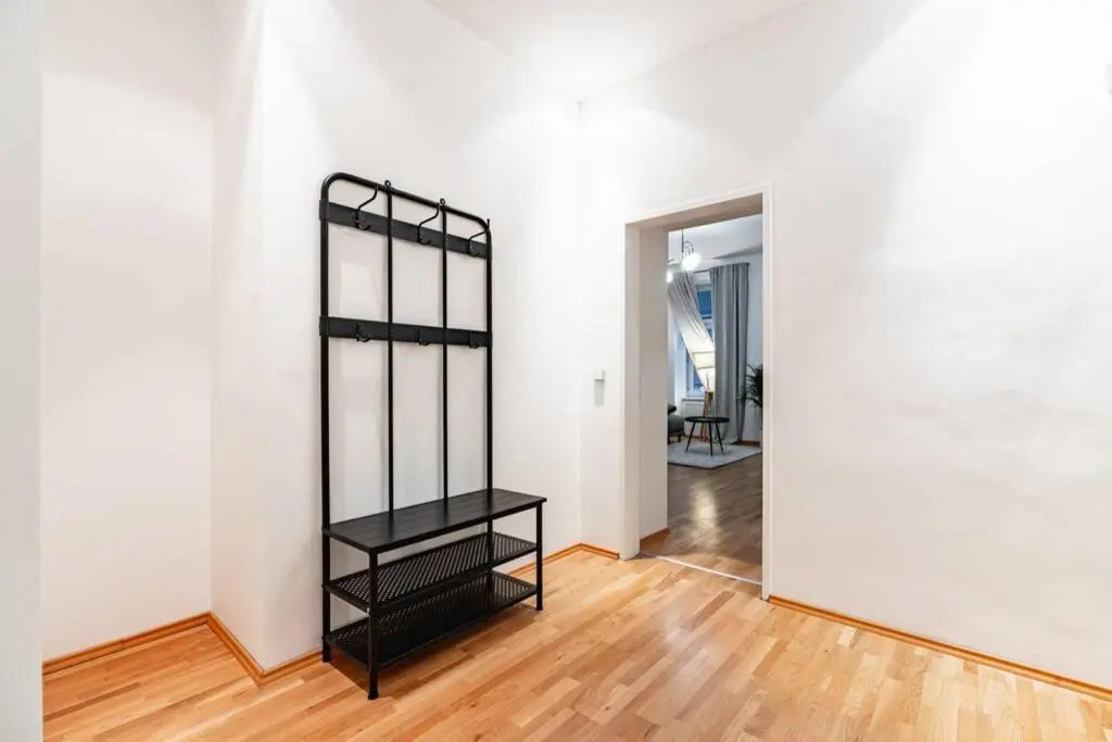 Spacious 3-Room Apt. 15 Min To the City Center