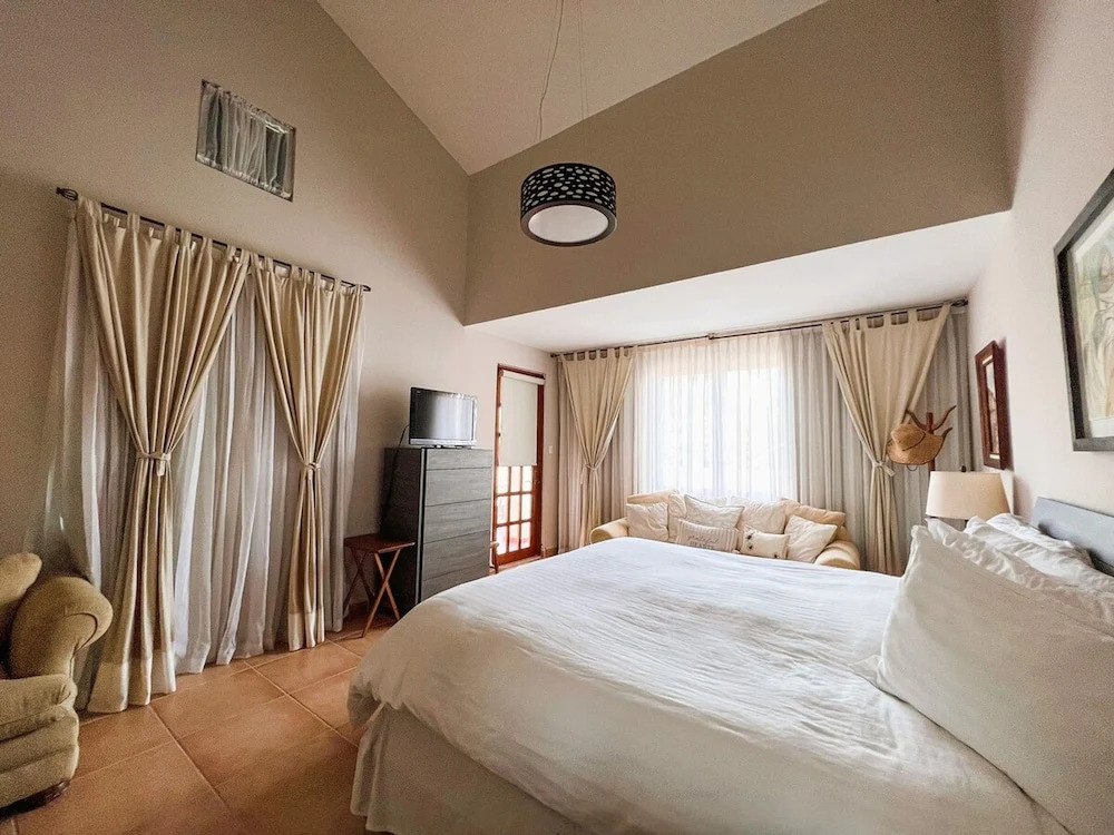 Villa Iris 2 Story Ocean View Villa w Pool Access & Generator