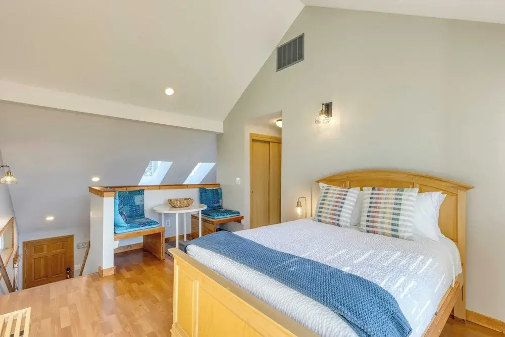 Royal Canoe by Avantstay Walk to the Shore + Cozy Fireplace