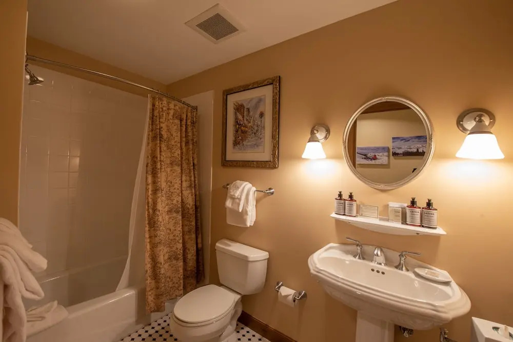 Top Floor 2 Bedroom Condo in Mountaineer Square