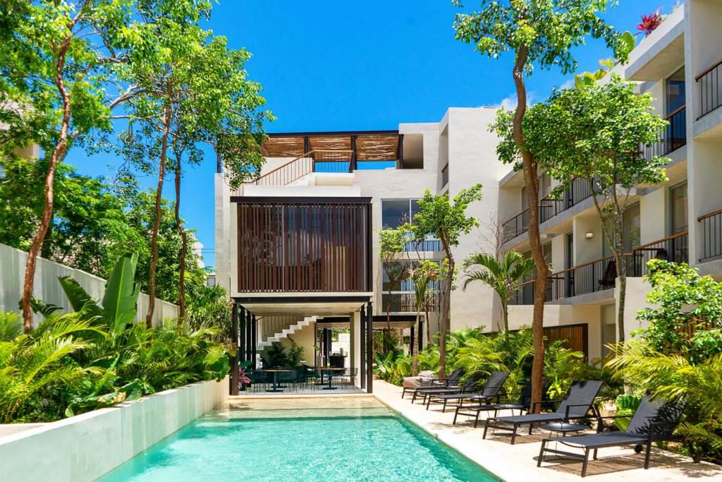 Studio wterrace, hammock, and pool access