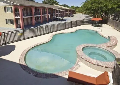 Econo Lodge Inn & Suites