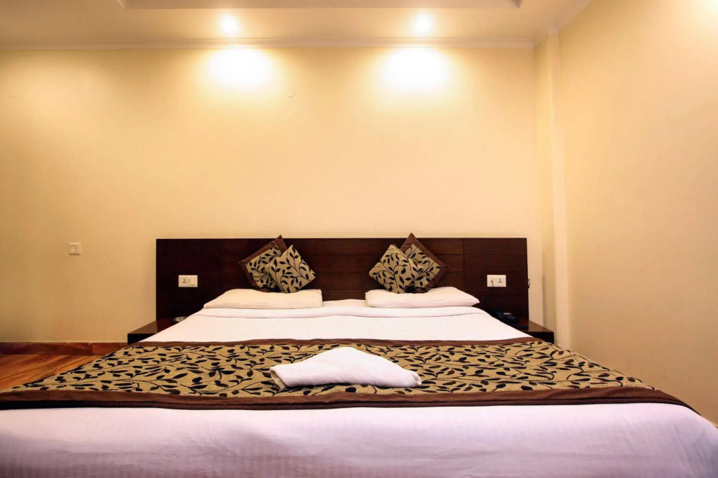 Hotel The Pearl Near BLK Hospital