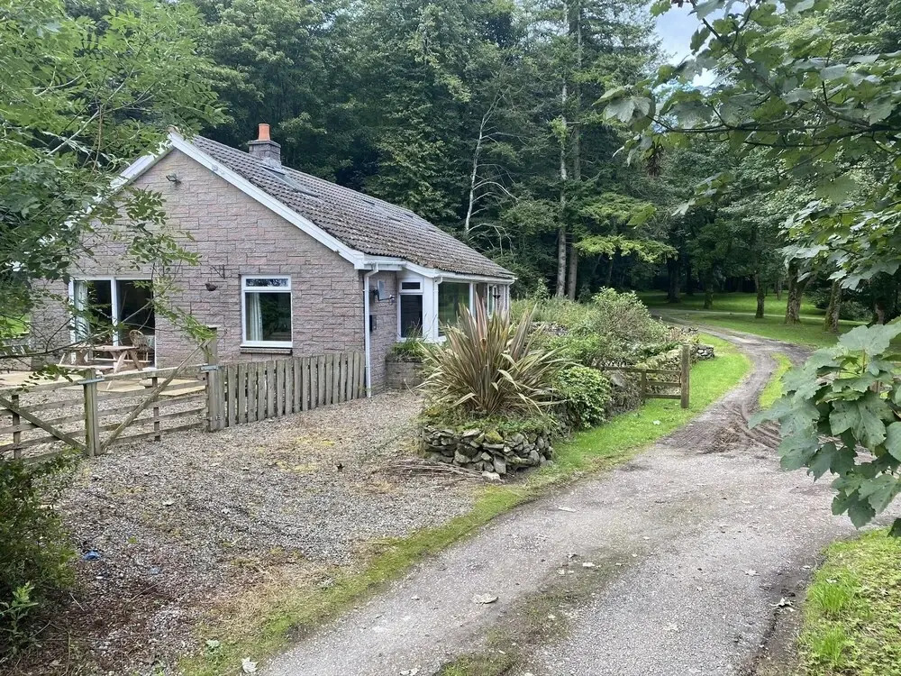 Country Cottage Sleeps 6 w Hot Tub & Dog-Friendly