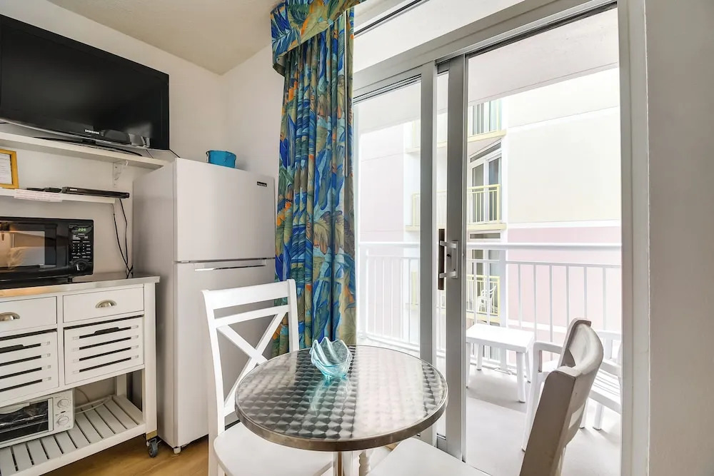 2 Mi to Barefoot Landing: Beachfront Resort Studio