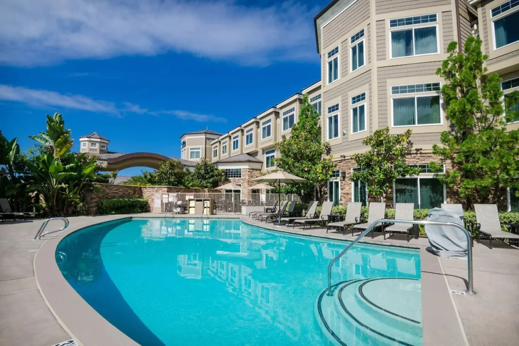 West Inn & Suites