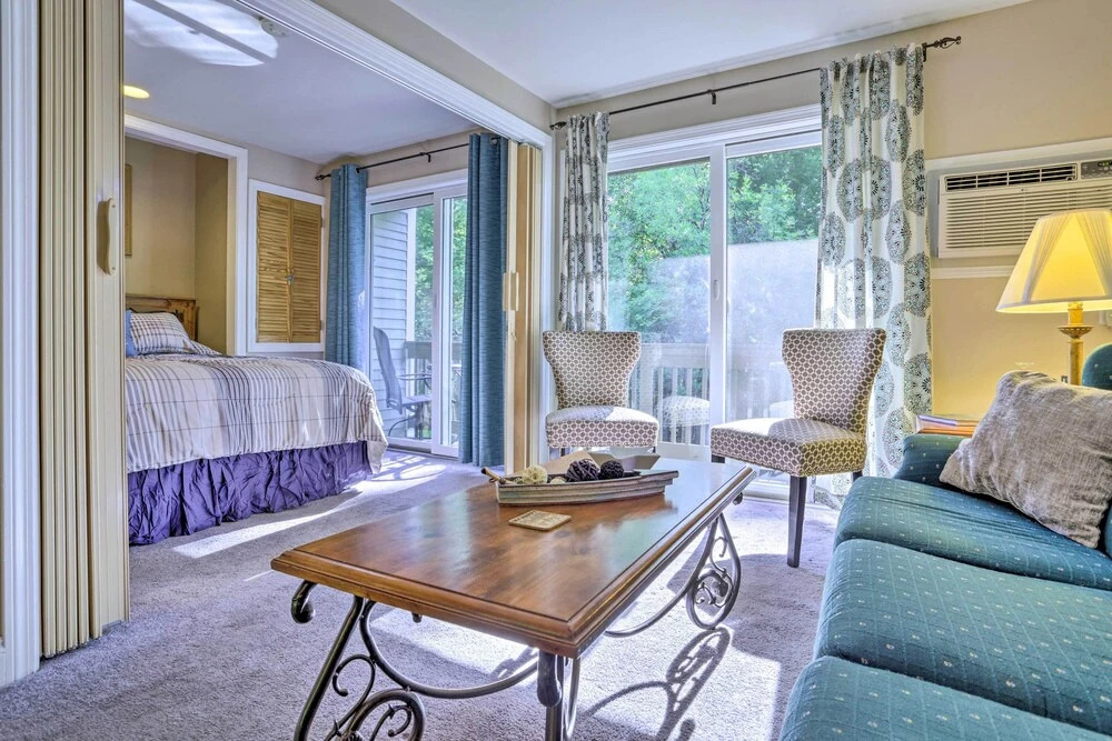 Lake Getaway: Walk Across Street to Private Beach!