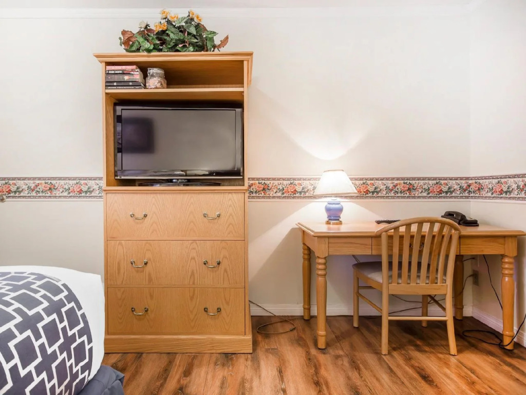 Econo Lodge Inn & Suites