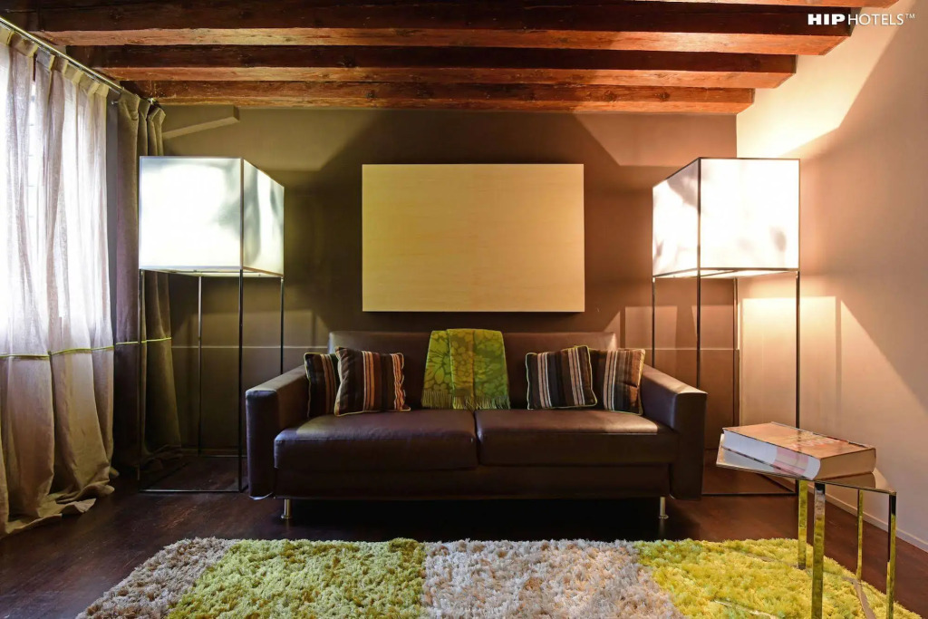 Charming House Iqs