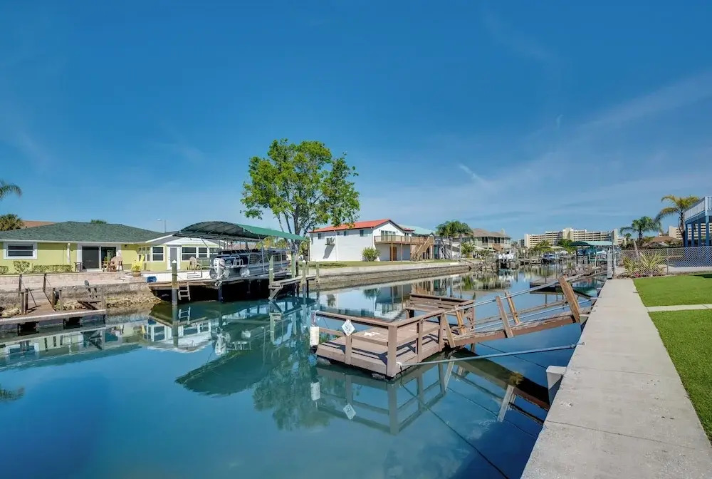 Canal & Gulf Views: Spacious Hudson Home