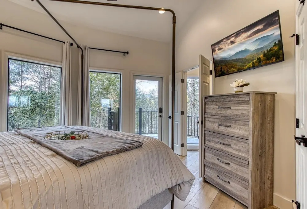 Mountain Valley Revival - Brand New Renovations, Close To Town, Panoramic Mountain Views!! 2 Bedroom Cabin by RedAwning