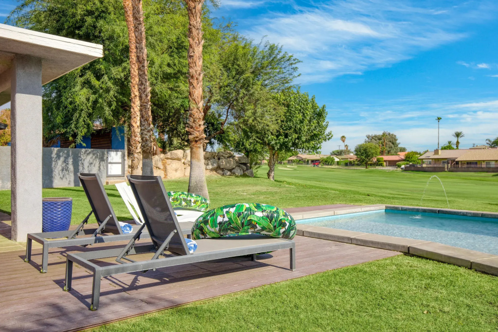 2 Modern Villas On the Golf Course Putting Green, Pool, Hot Tub Sleeps 22