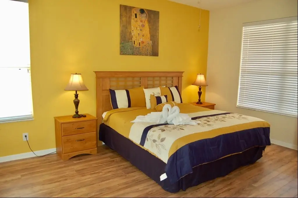 235, King Bed Retreat, Davenport, US