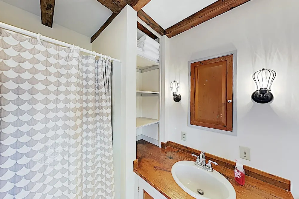 New Listing! All-suite Harbor-view W/ Deck 4 Bedroom Home