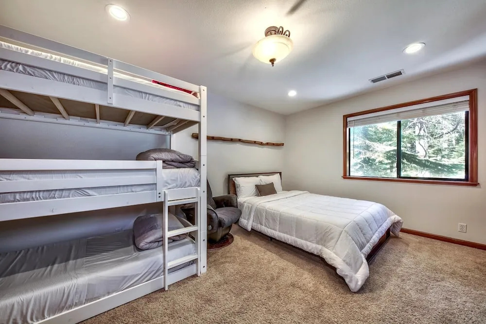 1760t Thunderbird Cabin 3 Bedroom Home