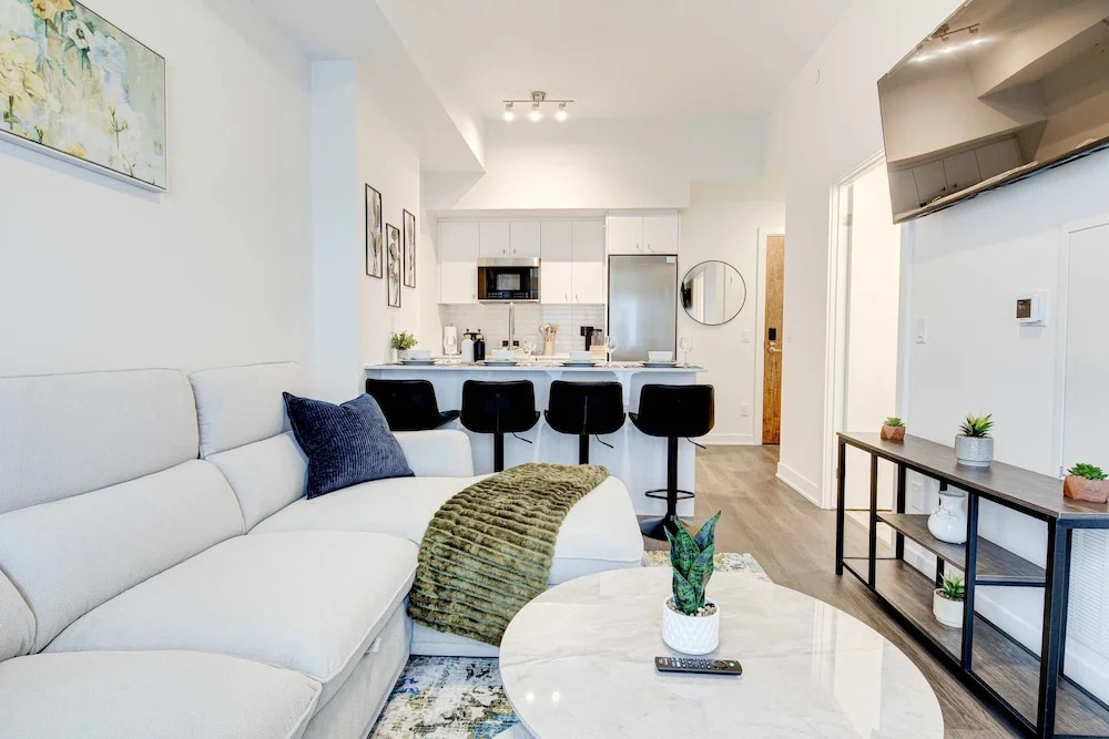 Stylish Downtown Suite With Patio City Views