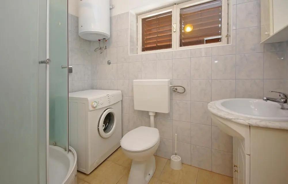 Beautiful Home in Podaca With Wifi and 4 Bedrooms