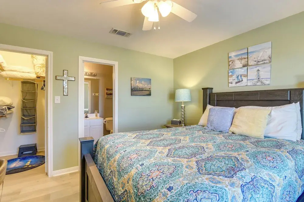 Galveston Getaway: Spacious Home < 1 Mi to Beaches