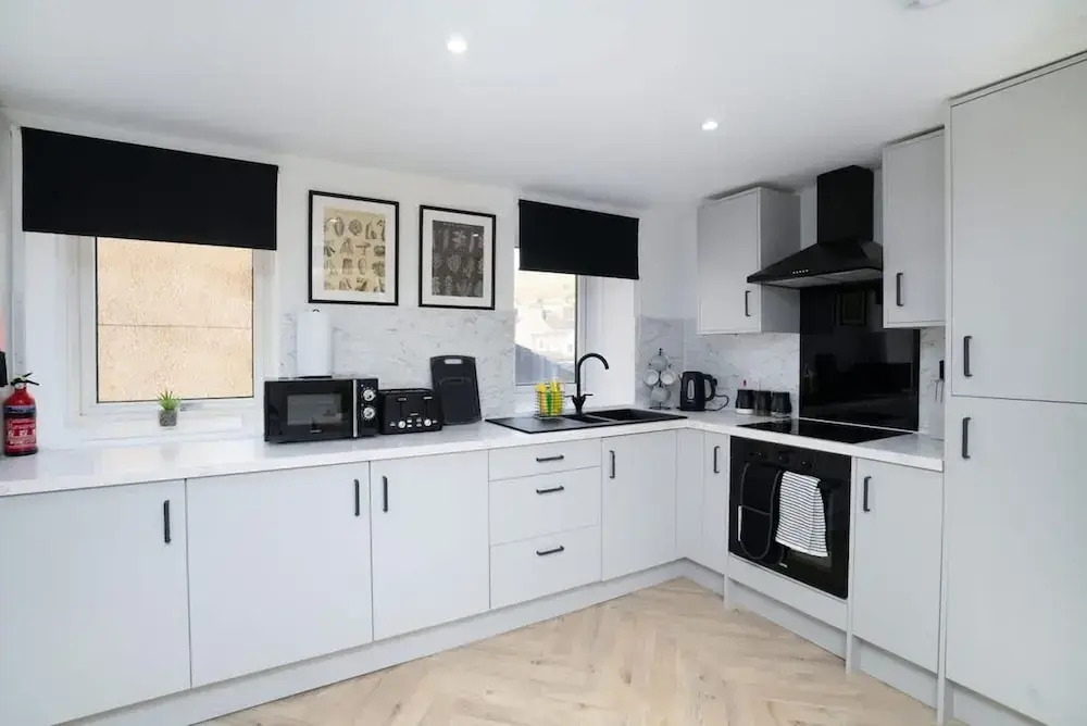 Modern 5 Bed-2 Bath Apartment