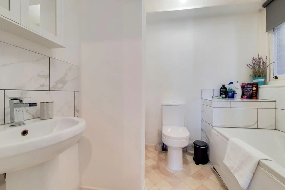 Apartment w Workspace in Ealing
