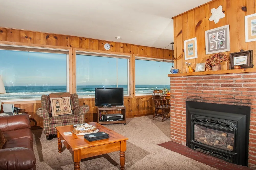 Beach Bungalow Roads End 2 Br cottage by RedAwning