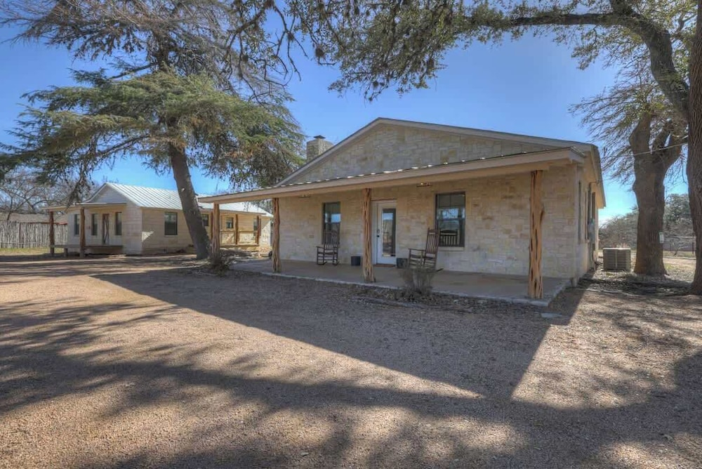 Olive St Ranch With Hottub-grill and Party Barn
