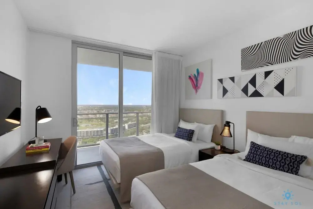 Bayview Luxury: 3BR Pools Oceanfront Amenities