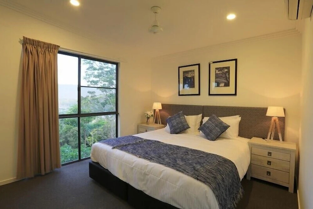 Hilltop Views - Cannonvale