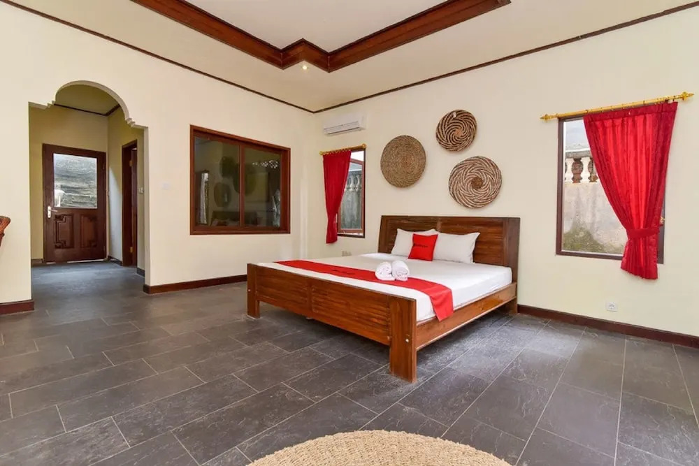 RedDoorz near Seminyak Square