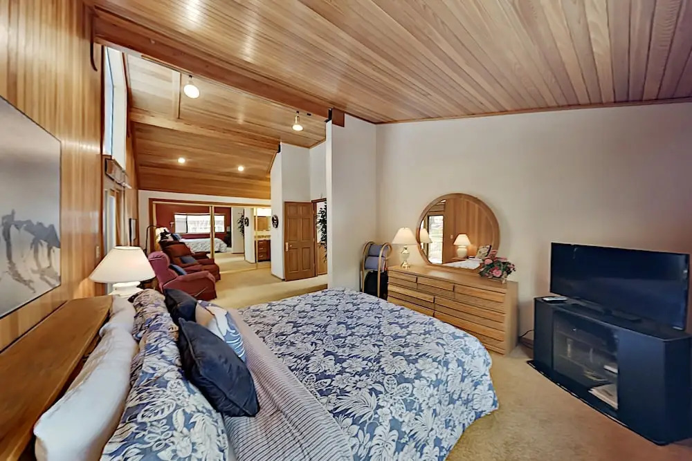 Wooded Getaway W/ 2 Living Areas & Shuttle 3 Bedroom Home