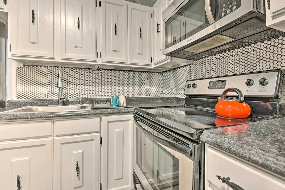 Near Mt Airy Casino: Mount Pocono Condo w/ Balcony