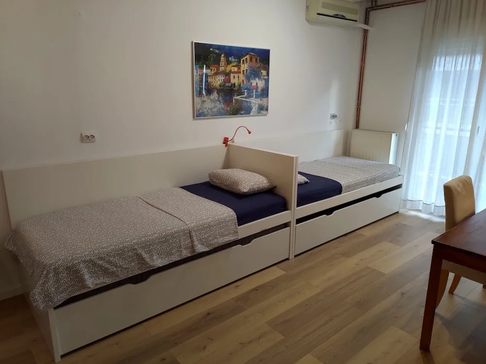 Seafront Apartment - Sleeps 13 - Parking - Balcony