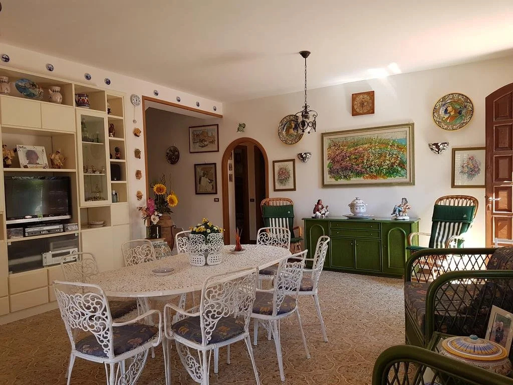 Villa del Golfo Urio with swimming pool shared by the two apartments it is essential to have a car
