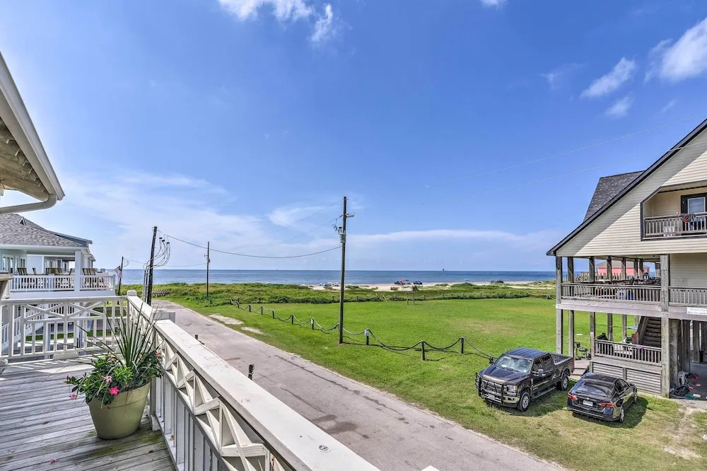 Walk to Ocean: Bright Crystal Beach House w/ Deck!