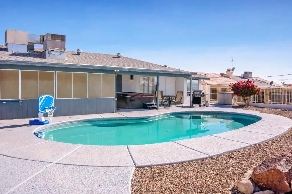 *New* Cozy Pool Home - Heart Of Lake Havasu