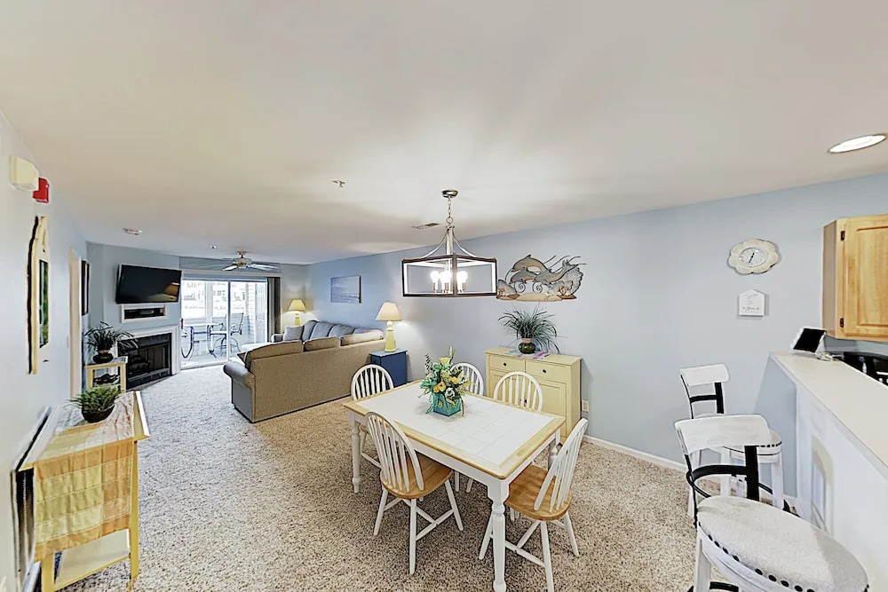 New Listing! Sanibel Village W/ 3 Pools 2 Bedroom Condo