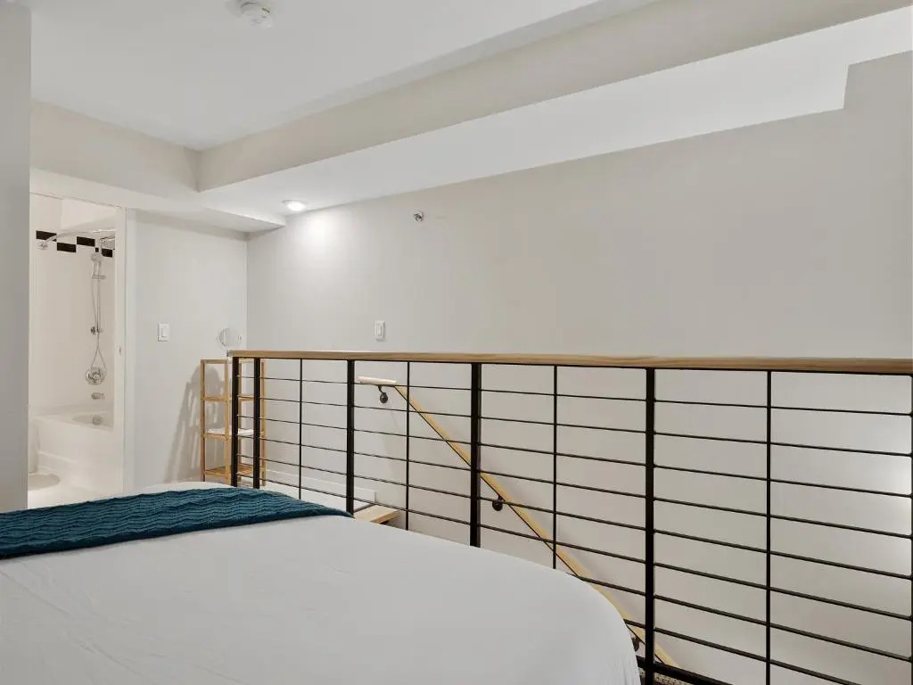 Lavish Downtown Condo with Rooftop Lounge 337