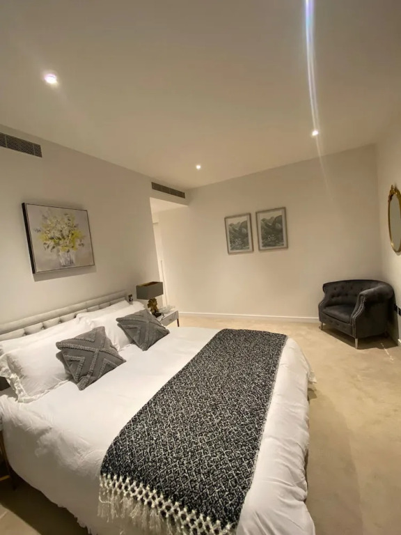Marvelous 3 Bed Penthouse in Kewbridge