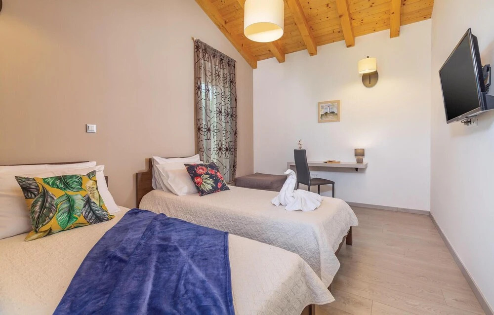 Awesome Home in Stinjan with Hot Tub, WiFi & 4 Bedrooms