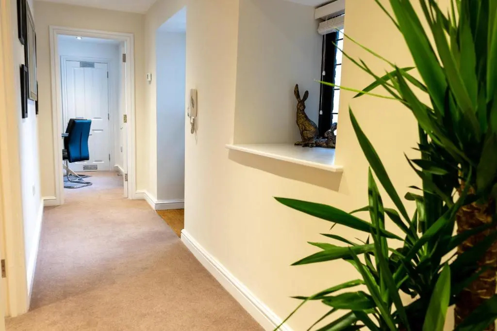 Stylish 2 Bed Apartment, Stunning City Centre Location, with FREE Secure, Gated Parking On-Site & Private WiFi, with Private Entrance & Courtyard Garden & Highly Rated