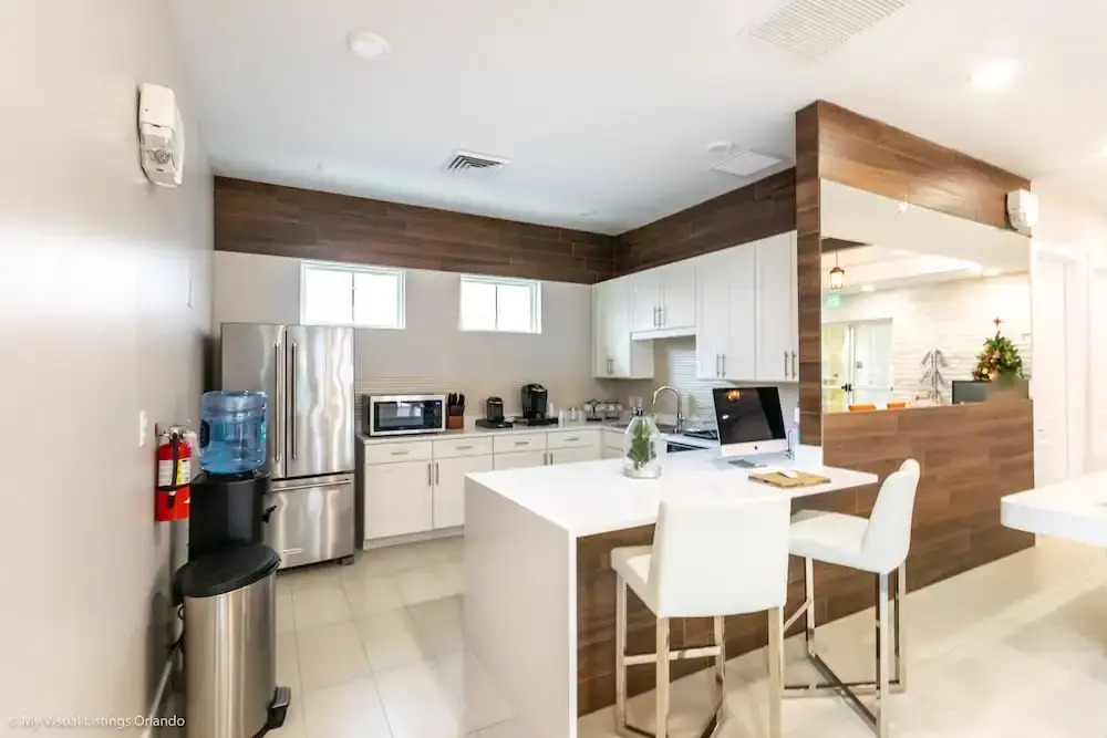 Upscale Townhome W/pool Access! 5 mi. to Disney!