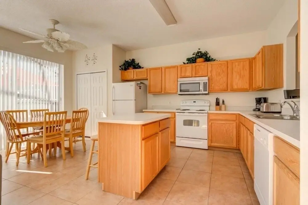 South Facing Pool & Game Room! 6 Bedroom Home by RedAwning