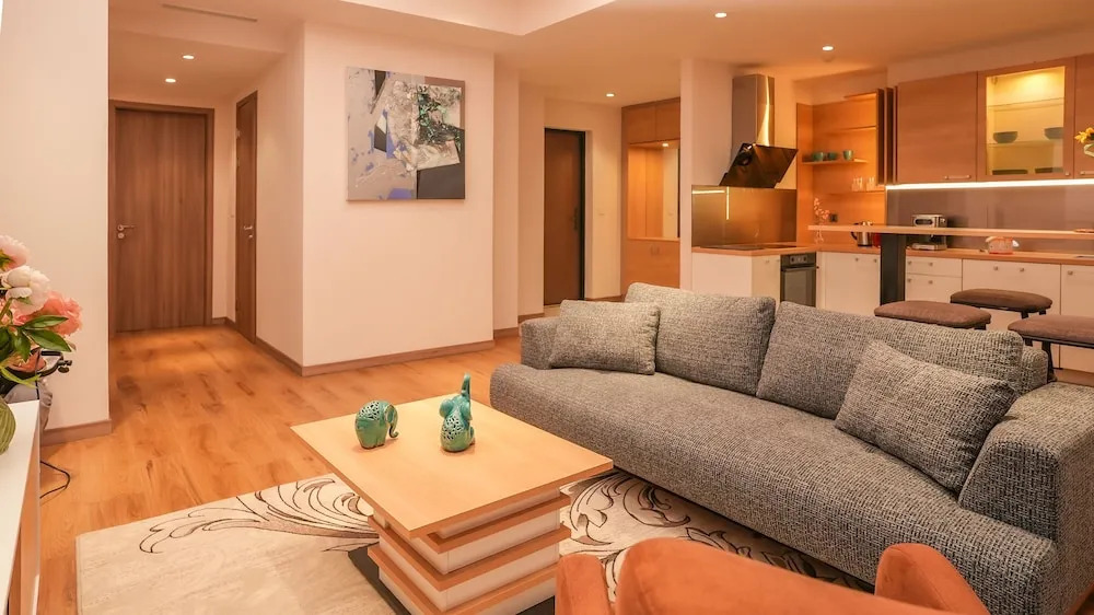 May Seven Service Apartment