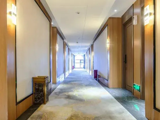 Ziyueqi Light Luxury Hotel (Meishan East Station Wanda Plaza)