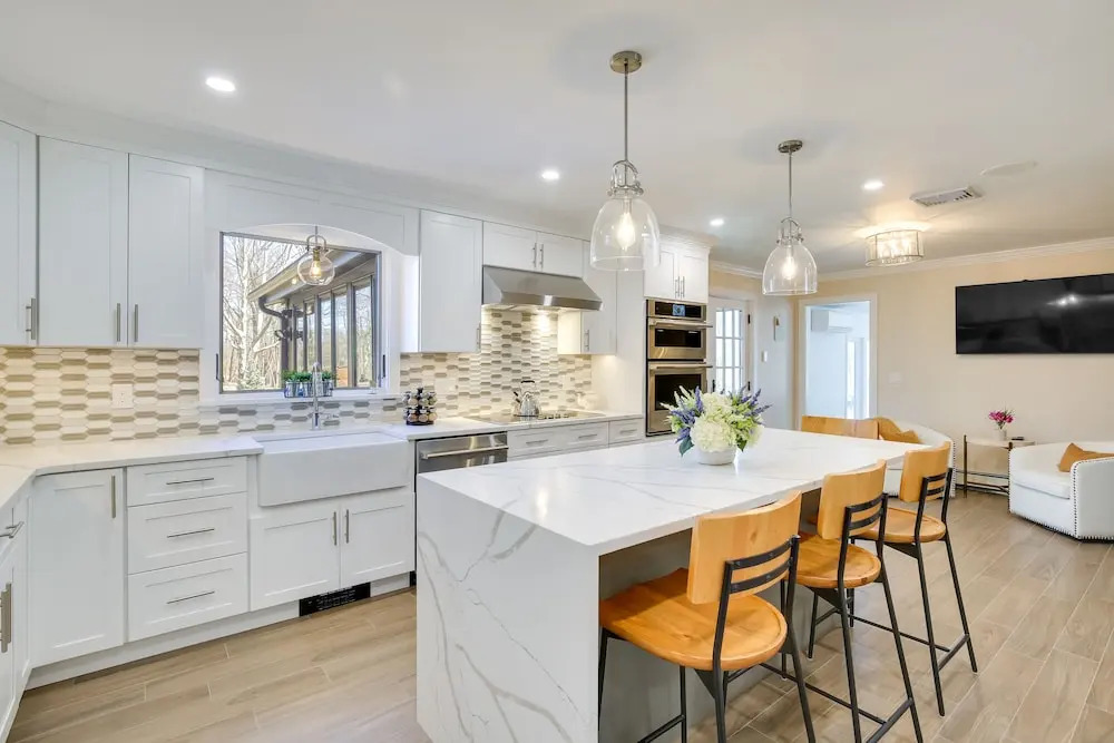 Lovely Highland Home w/ Pool & Hot Tub!