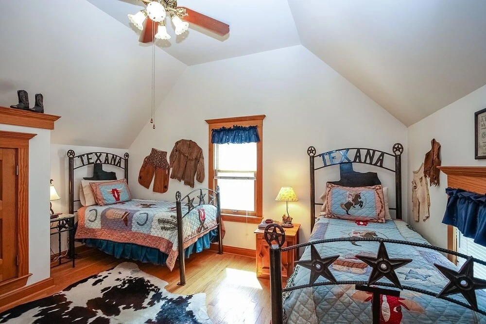 Texana Guesthouse 3 Bedroom Home by Redawning