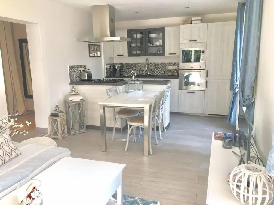 Cap d'Antibes 50m from the beach 3 bedrooms/Pool