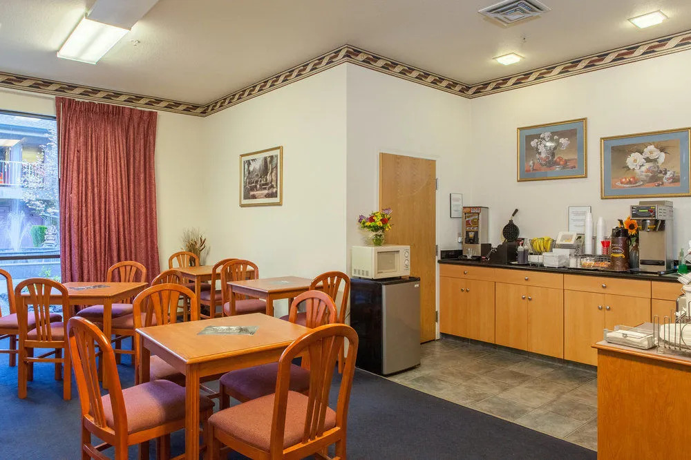 Creekside Inn & Suites