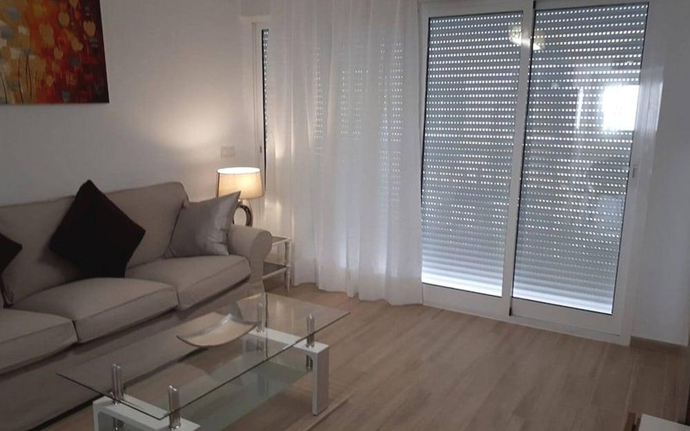 Calle Miguel de Cervantes | 6  Pax | First Line | 3687-AW