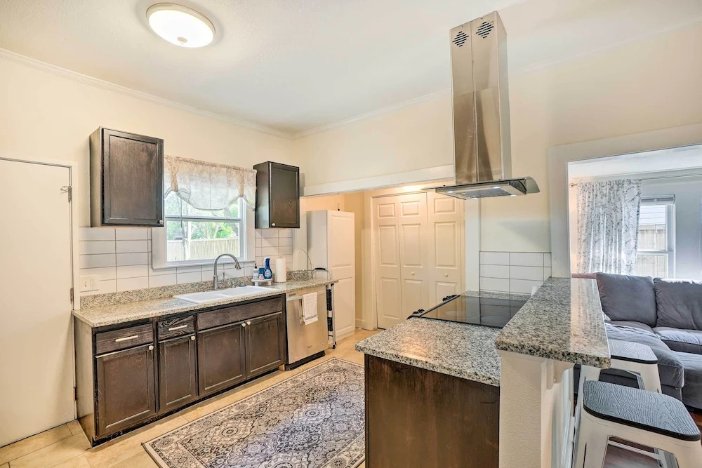 Historic Tarpon Springs Abode ~ 3 Mi to Beach